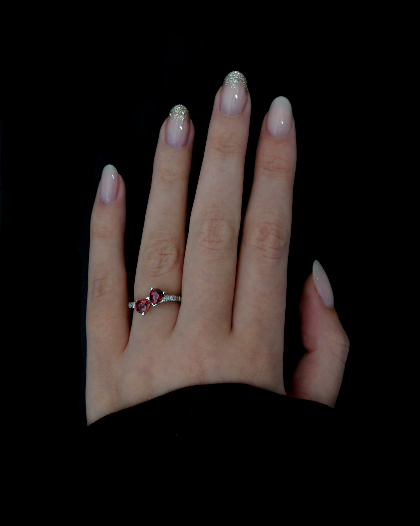 Foto Indossata - Anello in Argento 925 con Gemme di Rodolite Naturale Taglio a Goccia