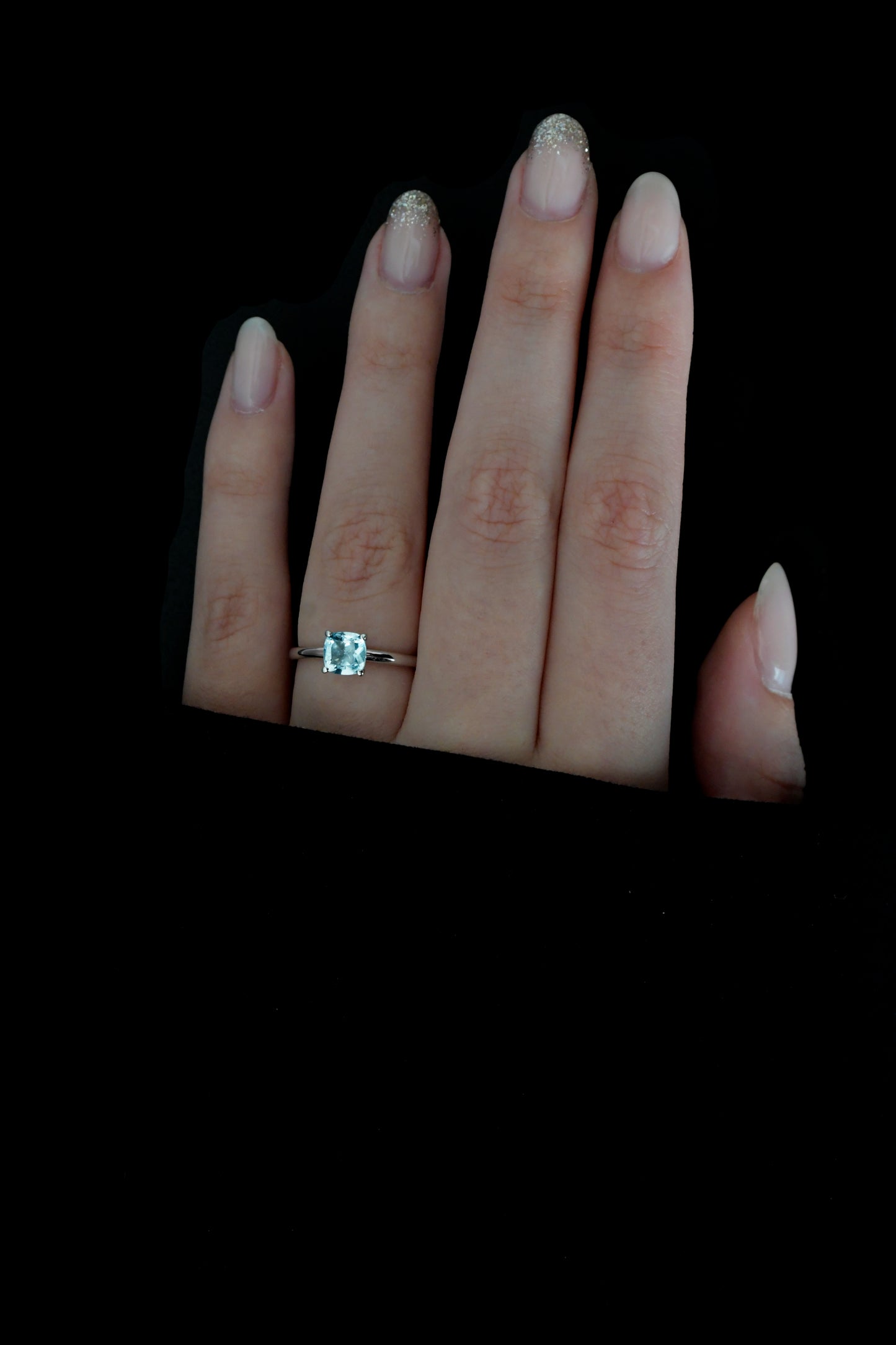 Foto Indossata - Anello in Argento 925 con Gemma di Topazio Blu Naturale Taglio a Cuscino