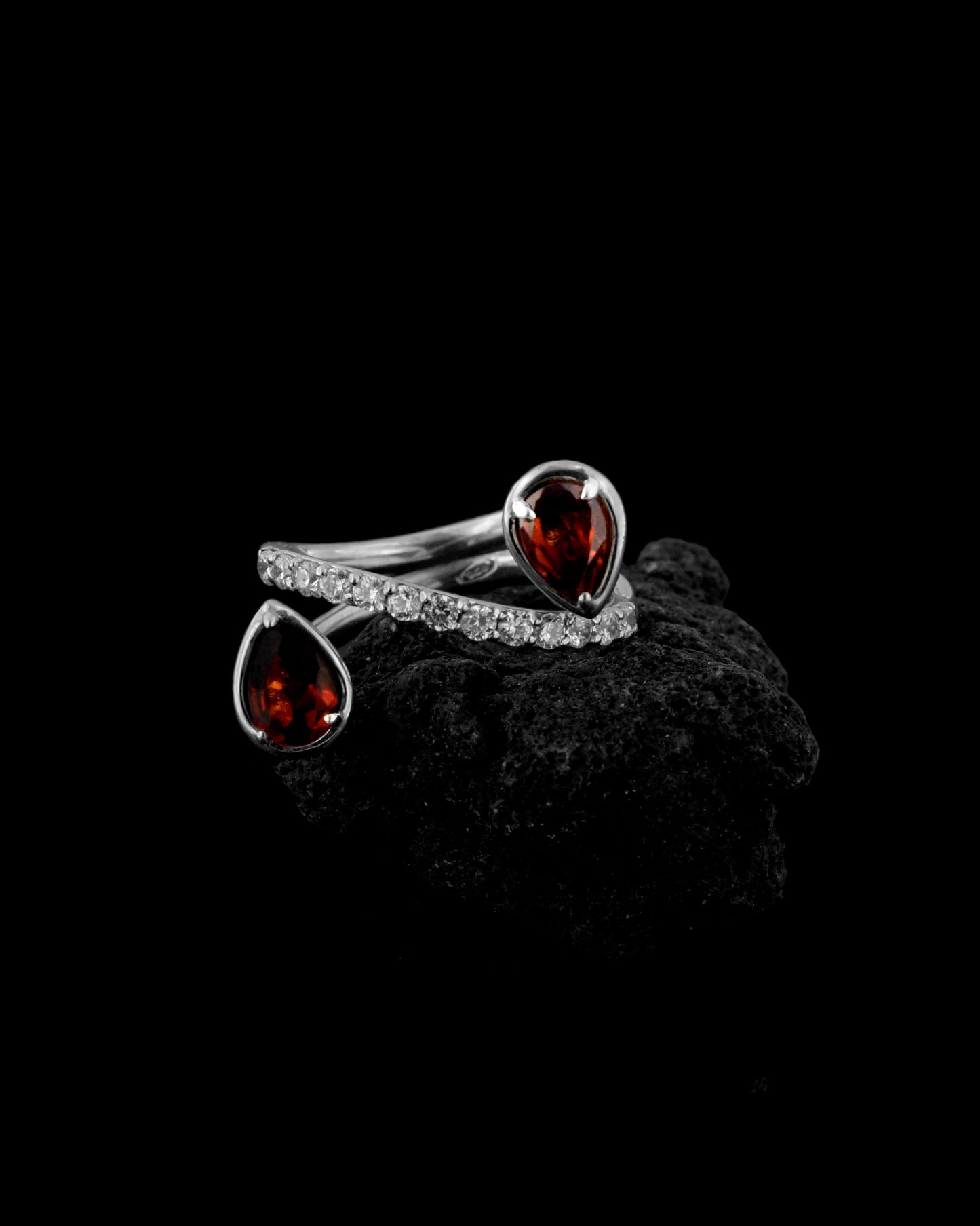 Anello in Argento 925 con Gemme di Granato Naturale Taglio a Goccia e Zirconi