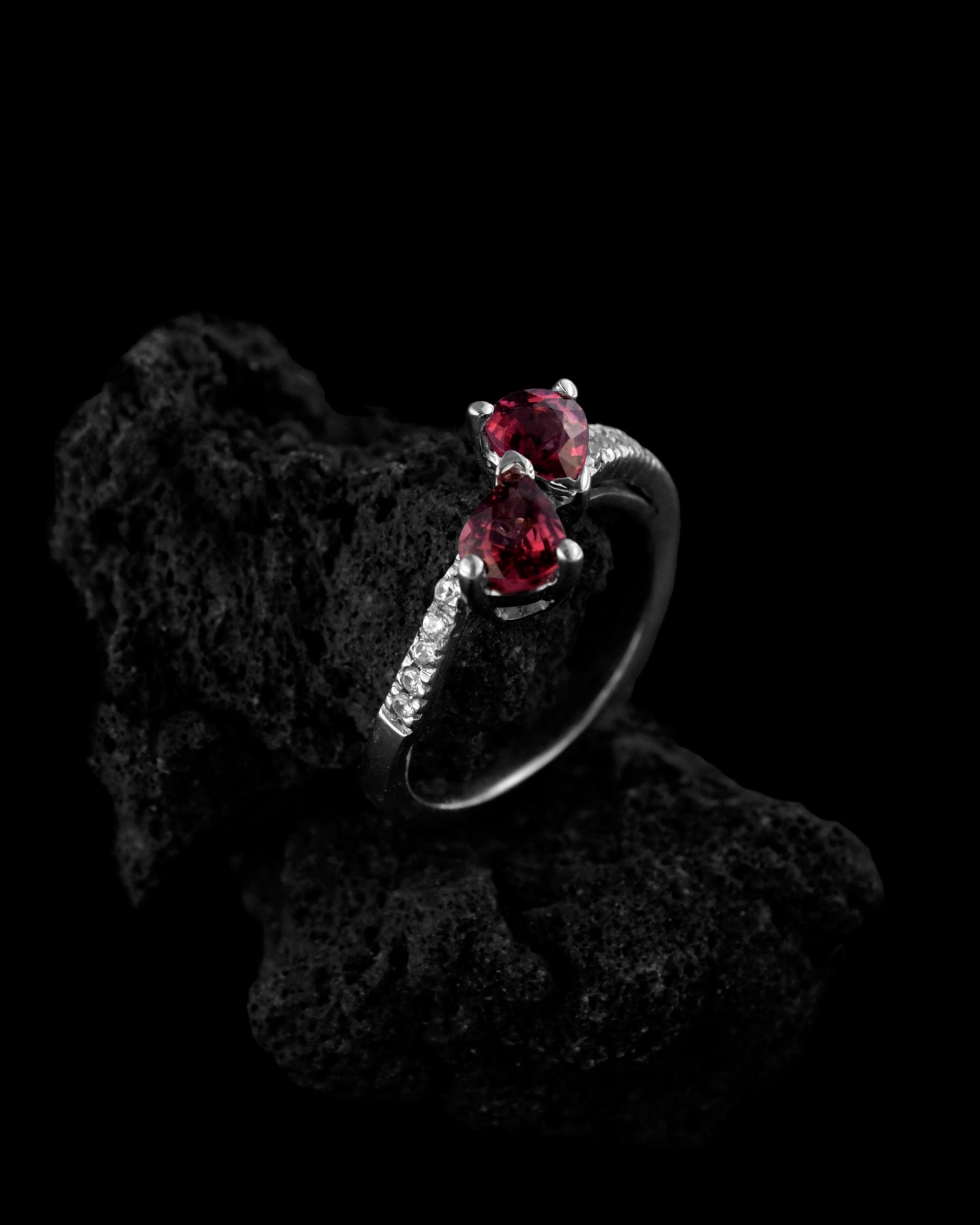 Anello in Argento 925 con Gemme di Rodolite Naturale Taglio a Goccia