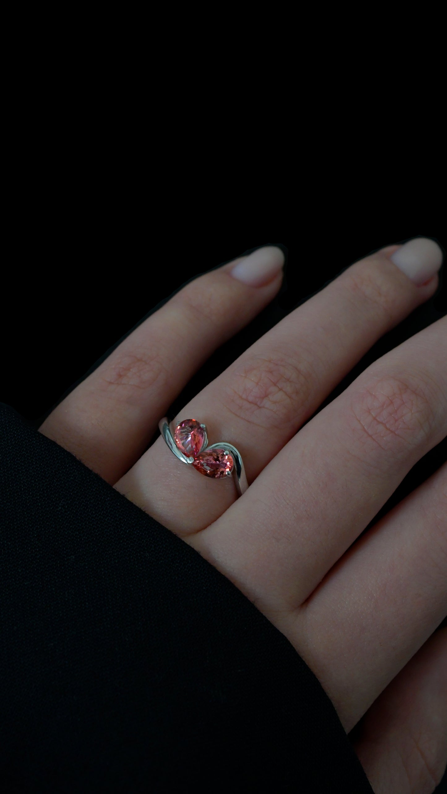 Anello in Argento 925 con Gemme Taglio a Goccia di Topazio Rosa che formano un cuore. Foto Indossata