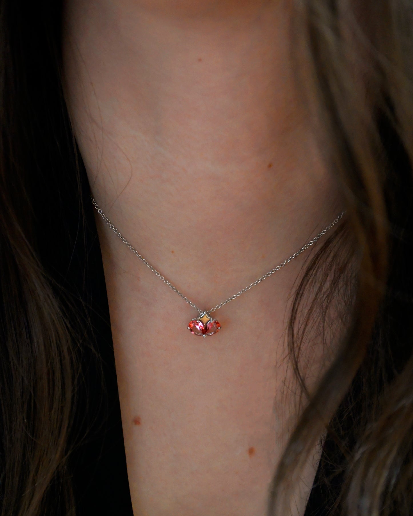 Collana in Argento 925 con Gemme Taglio a Goccia di Topazio Rosa che formano un cuore - Foto Indossata